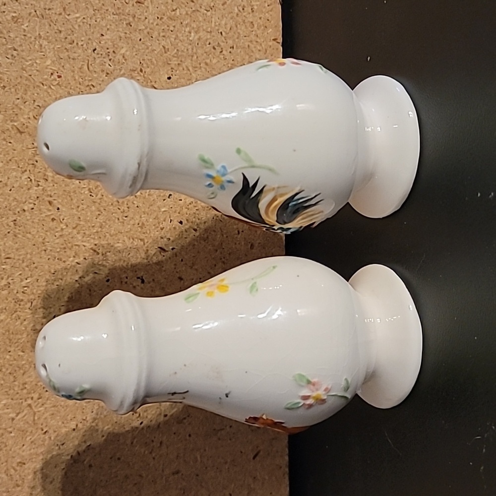 Vintage Enesco Chicken & Rooster Salt & Pepper Shakers - Picture 4 of 9